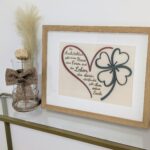 Bild mit eingraviertem Spruch und Glückssymbol