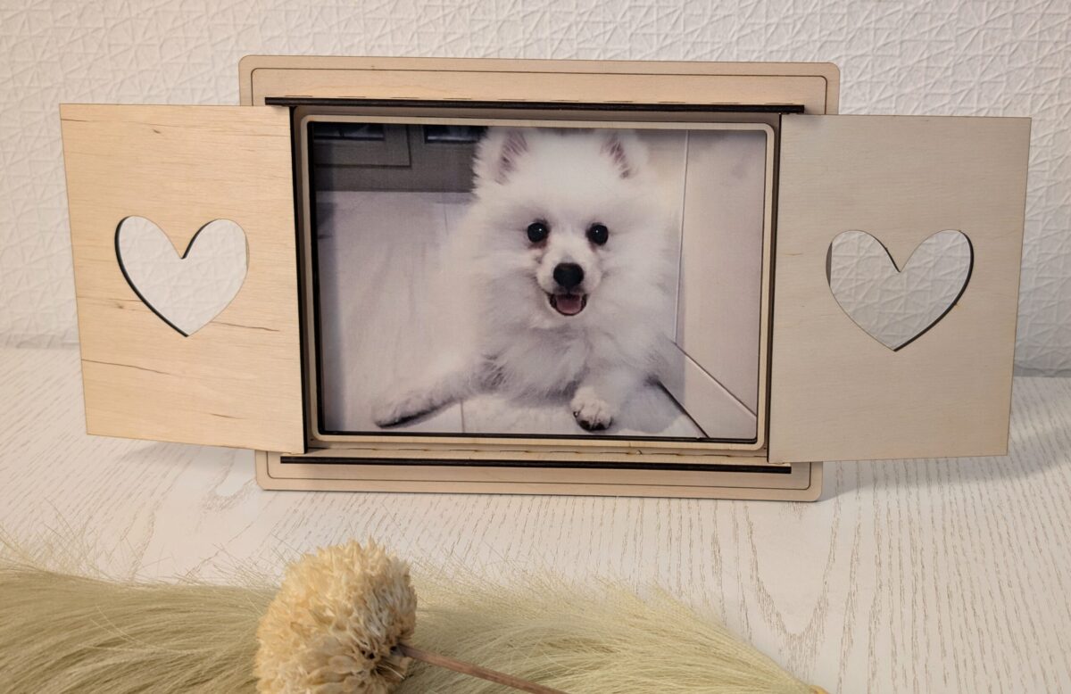 Holz-Bilderrahmen mit Gravur – Bild 2