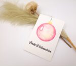 Handgemalte Weihnachtskarte Aquarell – Postkarte - Rosa Christbaumkugel mit goldenem Schimmer – Frohe Weihnachten