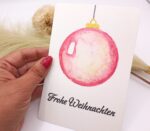 Handgemalte Weihnachtskarte Aquarell – Postkarte - Rosa Christbaumkugel mit goldenem Schimmer – Frohe Weihnachten – Bild 2