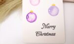 Handgemalte Weihnachtskarte Aquarell – Lila Christbaumkugeln – Merry Christmas, Postkarte – Bild 3
