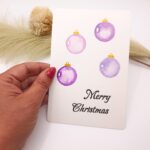 Handgemalte Weihnachtskarte Aquarell – Lila Christbaumkugeln – Merry Christmas, Postkarte – Bild 2
