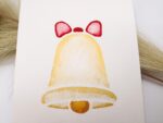 Handgemalte Weihnachtskarte Aquarell & Metallic – Postkarte - Weihnachtsglocke mit roter Schleife – Merry Christmas – Bild 3