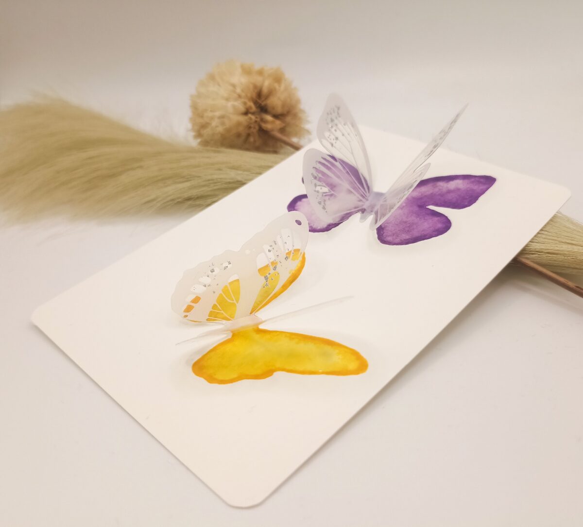 Handgemalte Aquarellkarte mit 3D-Schmetterlingen – Lila & Gelb – Postkarte - Kunstkarte Unikat – Bild 3