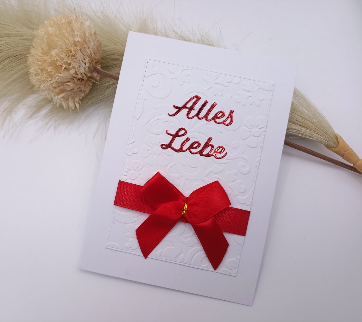 Handgemachte Karte „Alles Liebe“ – Weiß Rot – mit Schleife und Prägung – elegante Grußkarte für Geburtstag, Hochzeit oder besondere Anlässe – Bild 6