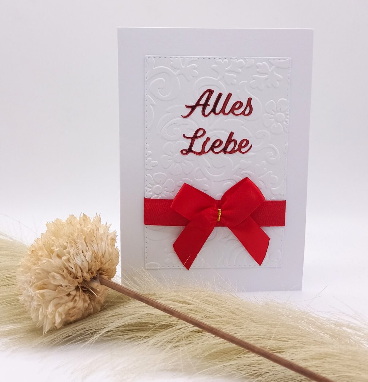 Handgemachte Karte „Alles Liebe“ – Weiß Rot – mit Schleife und Prägung – elegante Grußkarte für Geburtstag, Hochzeit oder besondere Anlässe – Bild 2
