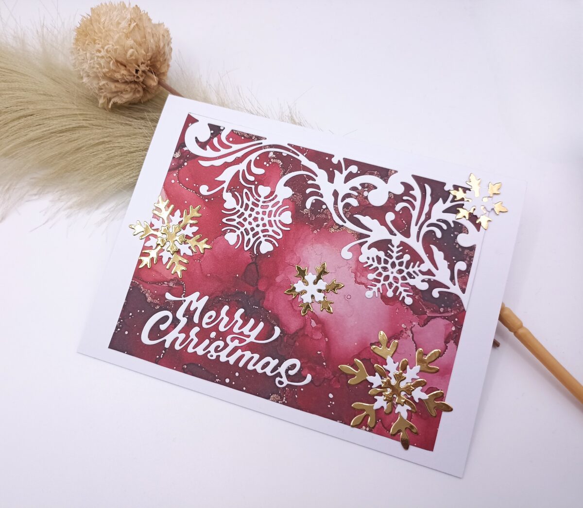 2025-10-26-15-25-27-397 Weihnachtskarte Merry Christmas – handgemacht – Rot Gold – elegante Karte mit Schneeflocken – festliche Winterkarte – Weihnachtsgruß – Bild 1