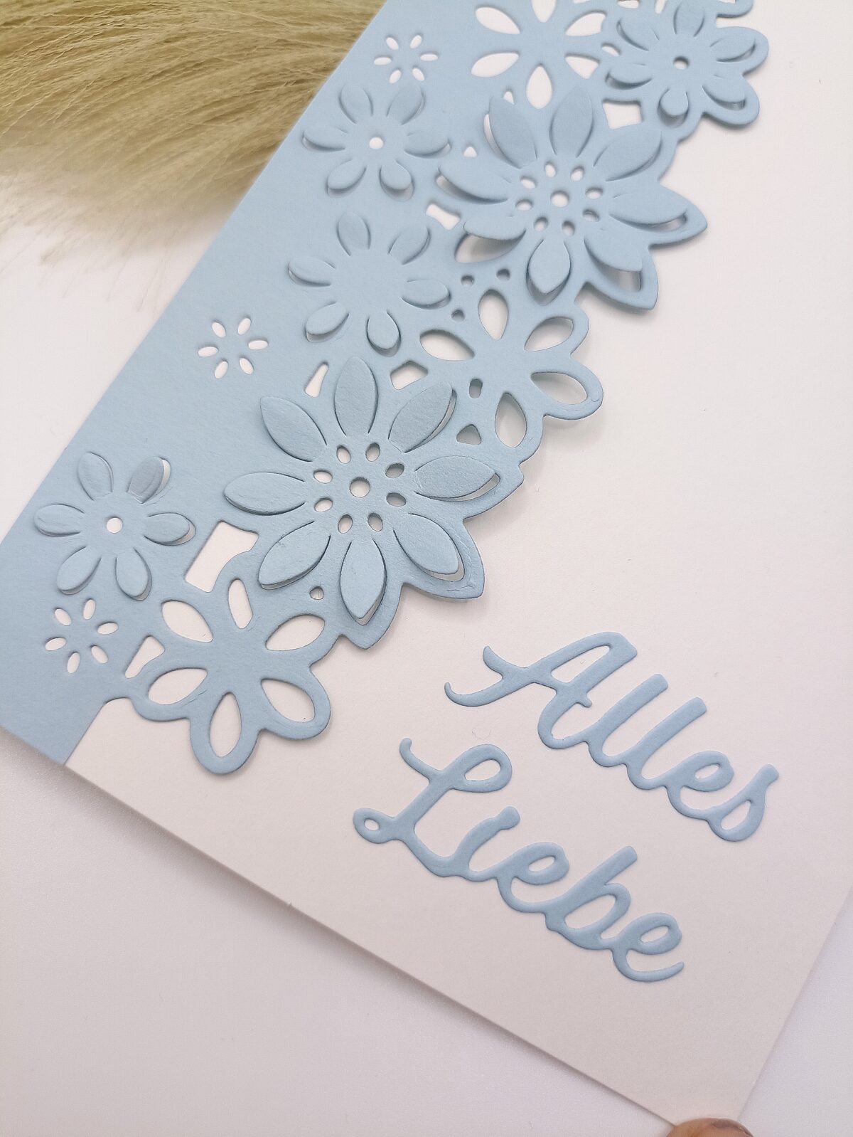 Handgemachte Karte „Alles Liebe“ – Blumenmotiv – hellblau – Grußkarte für Geburtstag, Hochzeit, Dankeschön oder Glückwünsche, Klappkarte – Bild 4