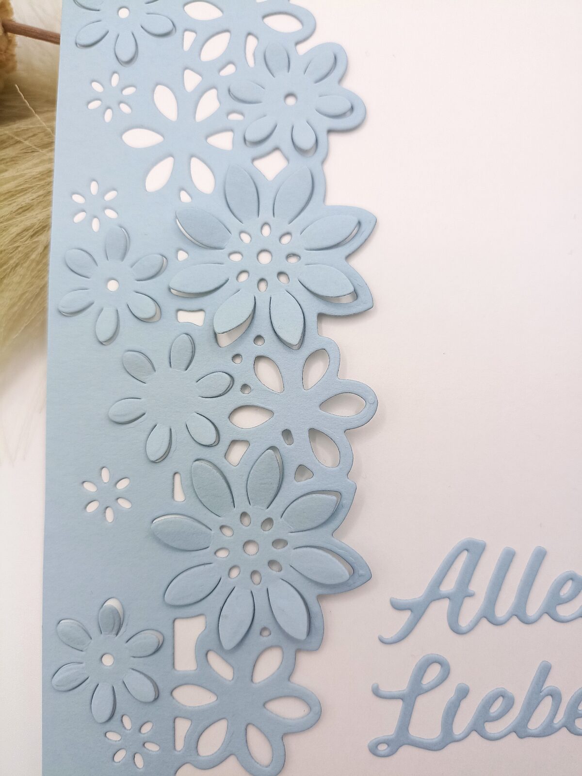 Handgemachte Karte „Alles Liebe“ – Blumenmotiv – hellblau – Grußkarte für Geburtstag, Hochzeit, Dankeschön oder Glückwünsche, Klappkarte – Bild 3