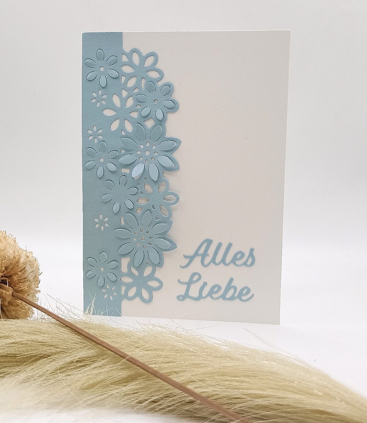 Handgemachte Karte „Alles Liebe“ – Blumenmotiv – hellblau – Grußkarte für Geburtstag, Hochzeit, Dankeschön oder Glückwünsche, Klappkarte – Bild 2