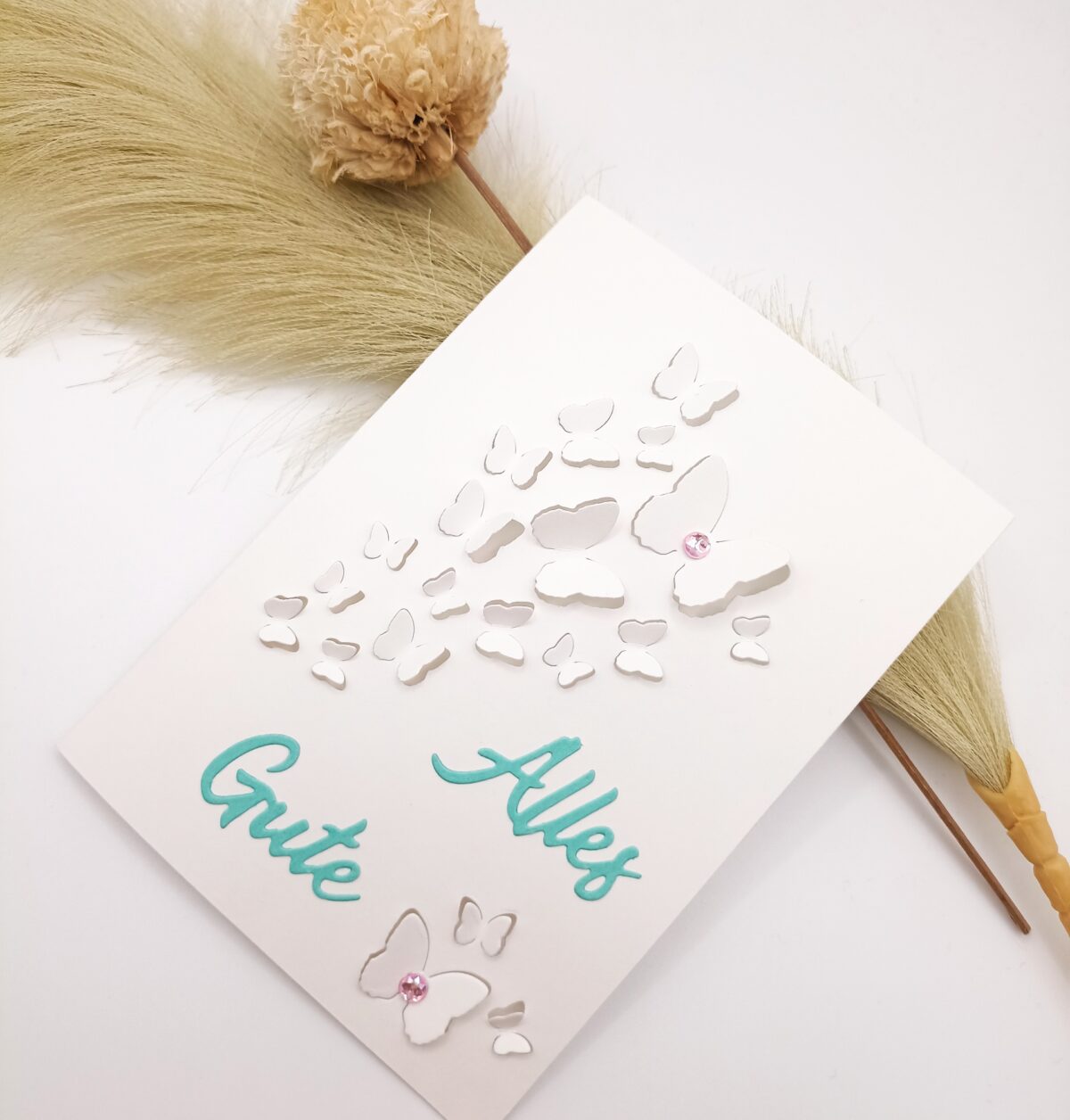 2025-10-27-12-50-02-490 Handgemachte Karte „Alles Gute“ – Weiß Türkis – Schmetterlinge mit Glitzerstein – elegante Grußkarte für Geburtstag oder Glückwünsche – Bild 1