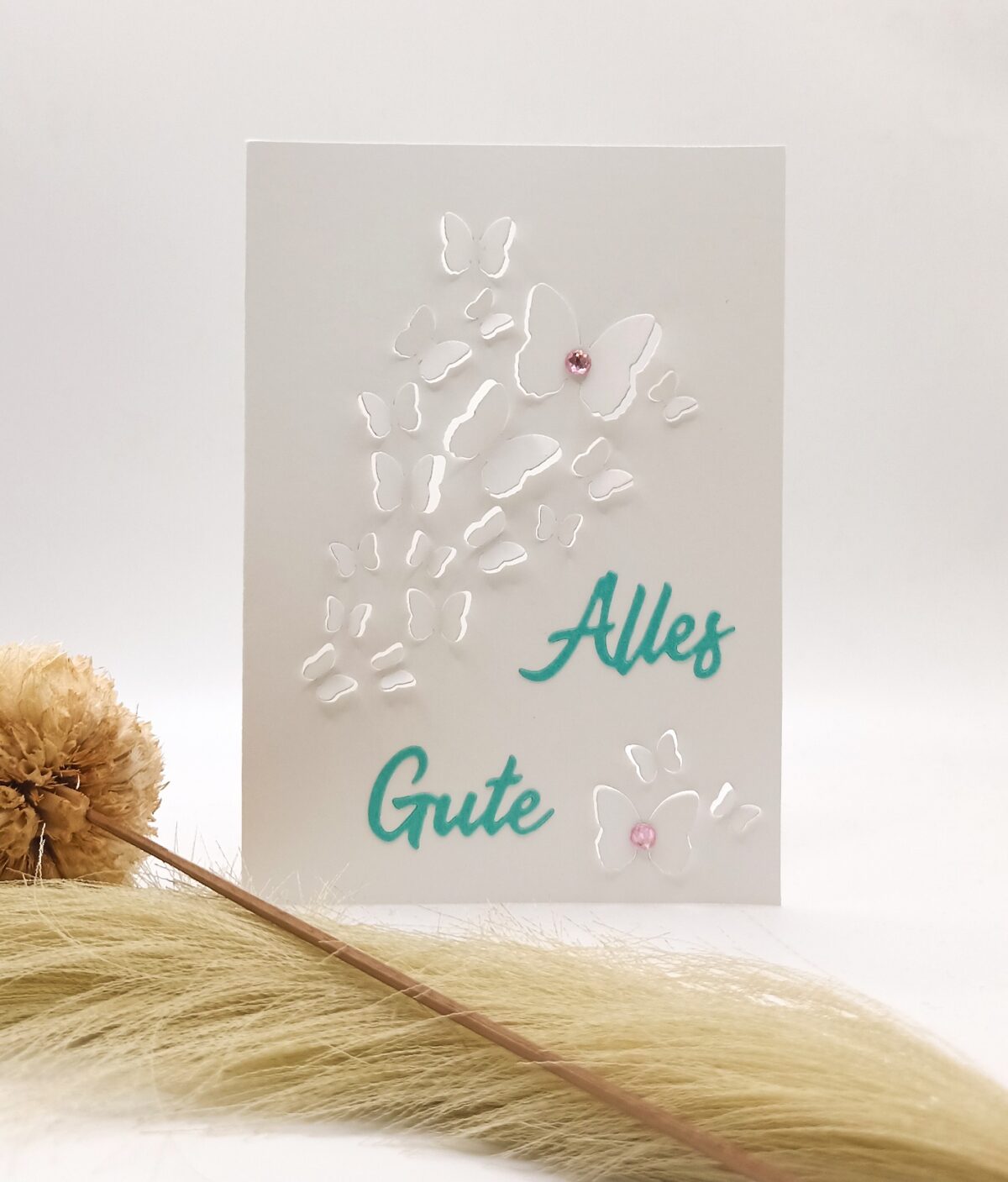 Handgemachte Karte „Alles Gute“ – Weiß Türkis – Schmetterlinge mit Glitzerstein – elegante Grußkarte für Geburtstag oder Glückwünsche – Bild 2