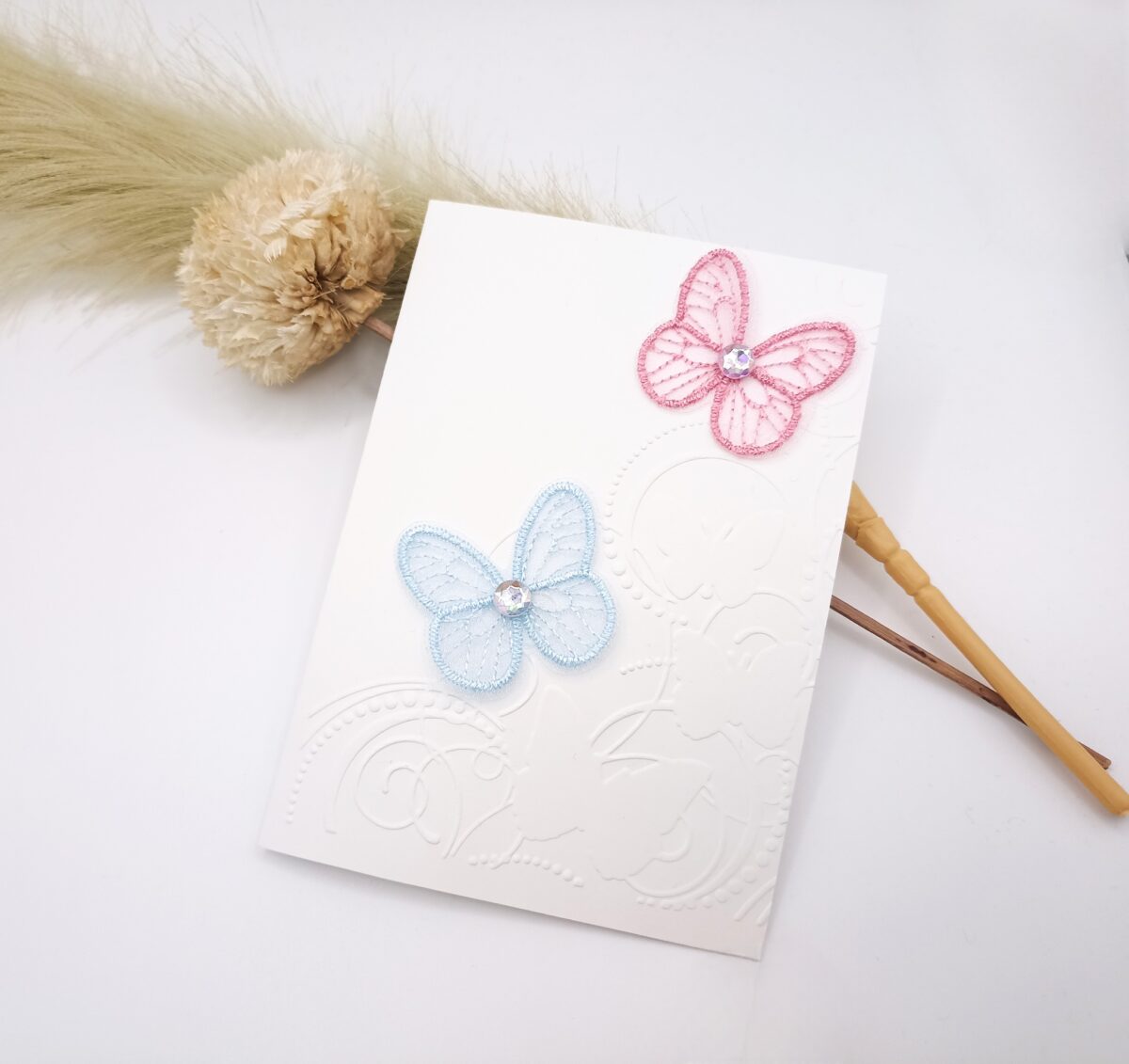 2025-10-30-11-56-59-184 Handgemachte Karte mit Schmetterlingen – Weiß Rosa Hellblau – geprägter Hintergrund – elegante Grußkarte für Glückwünsche, Klappkarte (Kopie) – Bild 1