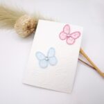 Handgemachte Karte mit Schmetterlingen – Weiß Rosa Hellblau – geprägter Hintergrund – elegante Grußkarte für Glückwünsche, Klappkarte (Kopie)