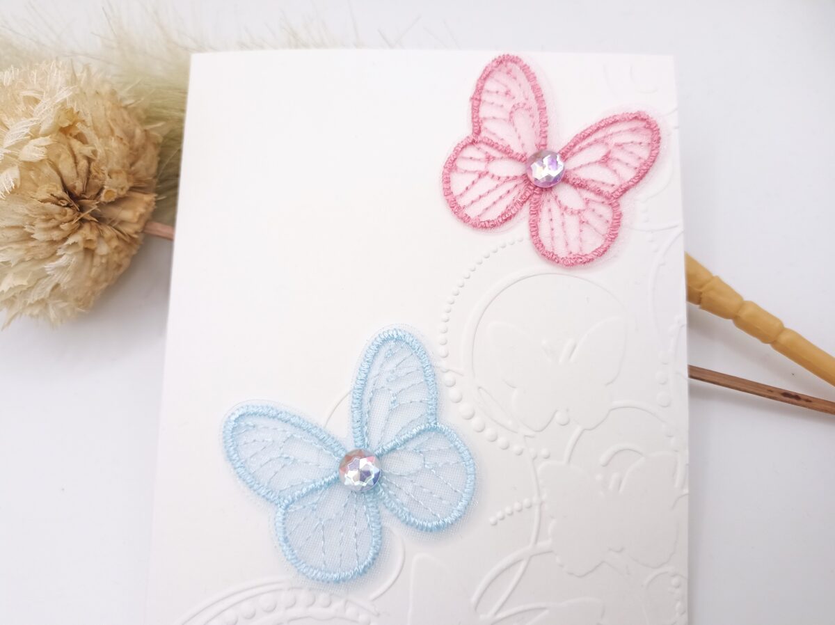 Handgemachte Karte mit Schmetterlingen – Weiß Rosa Hellblau – geprägter Hintergrund – elegante Grußkarte für Glückwünsche, Klappkarte (Kopie) – Bild 2