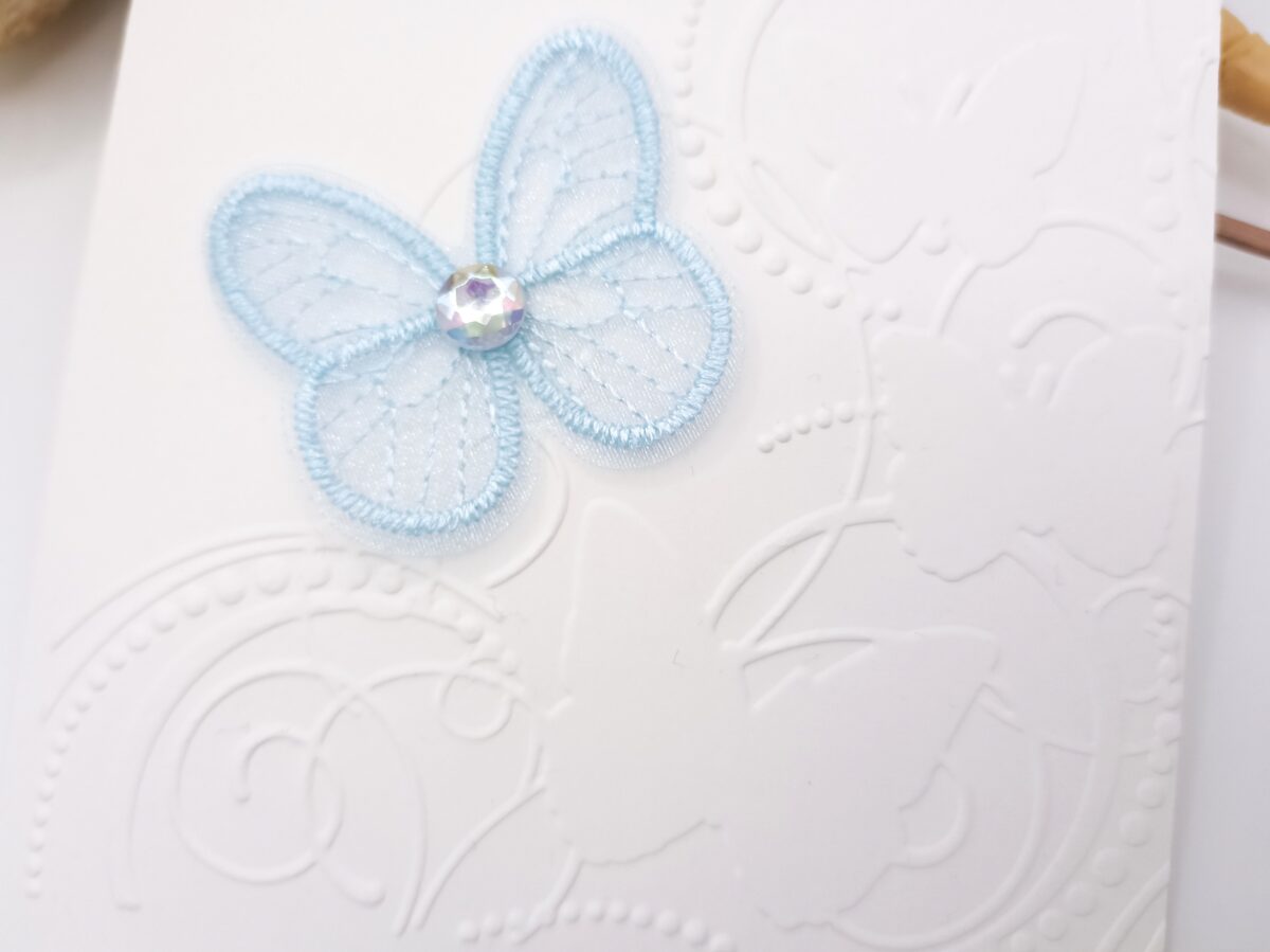 Handgemachte Karte mit Schmetterlingen – Weiß Rosa Hellblau – geprägter Hintergrund – elegante Grußkarte für Glückwünsche, Klappkarte (Kopie) – Bild 3