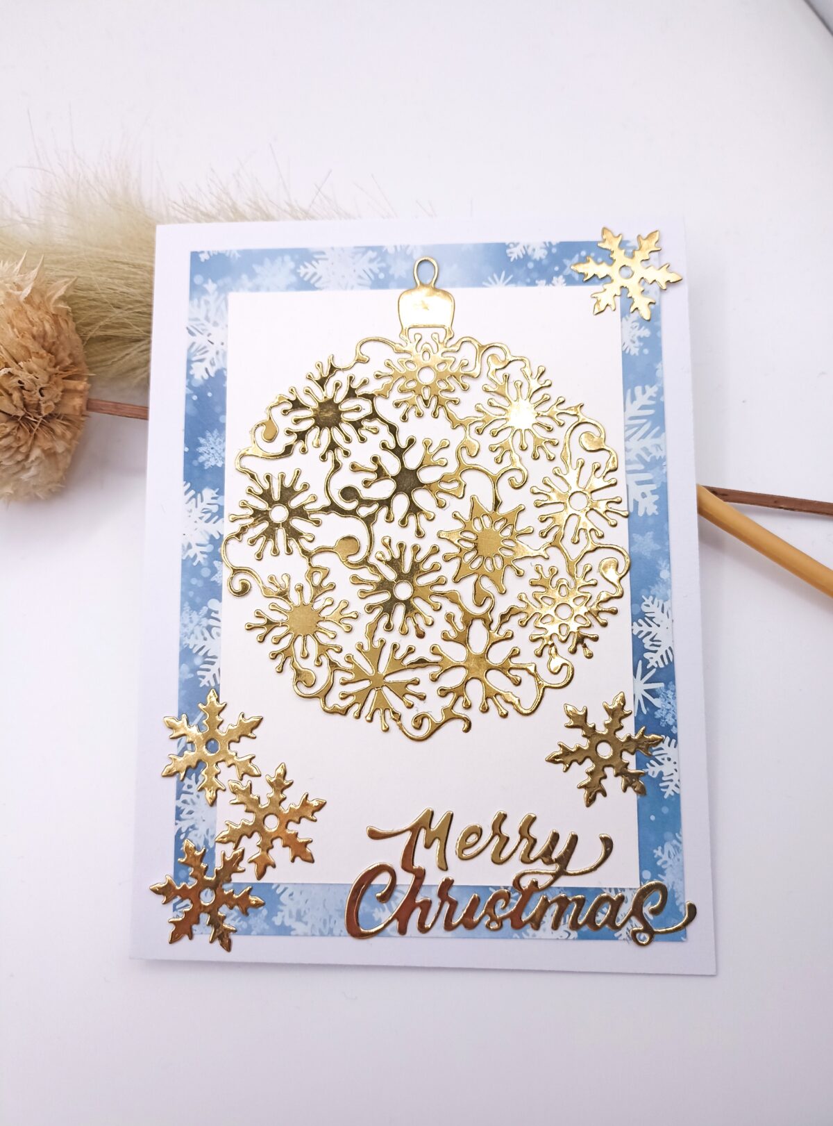 Handgemachte Weihnachtskarte – Merry Christmas – Gold Blau Weiß – festliche Karte mit Schneeflocken und glänzender Weihnachtskugel – Bild 3