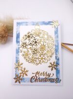 Handgemachte Weihnachtskarte – Merry Christmas – Gold Blau Weiß – festliche Karte mit Schneeflocken und glänzender Weihnachtskugel – Bild 3