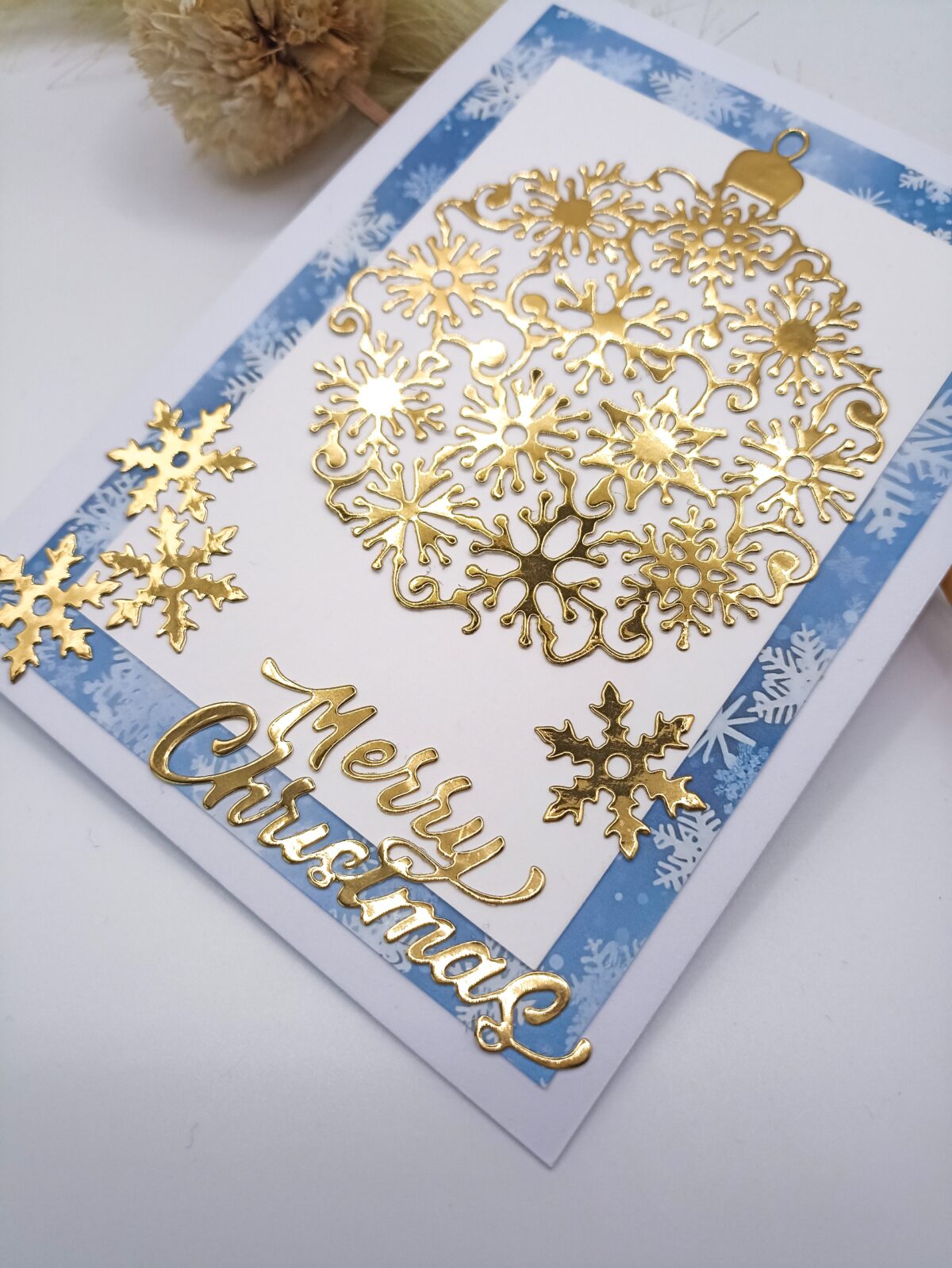 Handgemachte Weihnachtskarte – Merry Christmas – Gold Blau Weiß – festliche Karte mit Schneeflocken und glänzender Weihnachtskugel – Bild 4