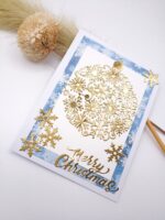 Handgemachte Weihnachtskarte – Merry Christmas – Gold Blau Weiß – festliche Karte mit Schneeflocken und glänzender Weihnachtskugel – Bild 5