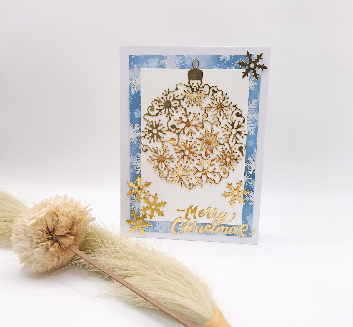 Handgemachte Weihnachtskarte – Merry Christmas – Gold Blau Weiß – festliche Karte mit Schneeflocken und glänzender Weihnachtskugel – Bild 2