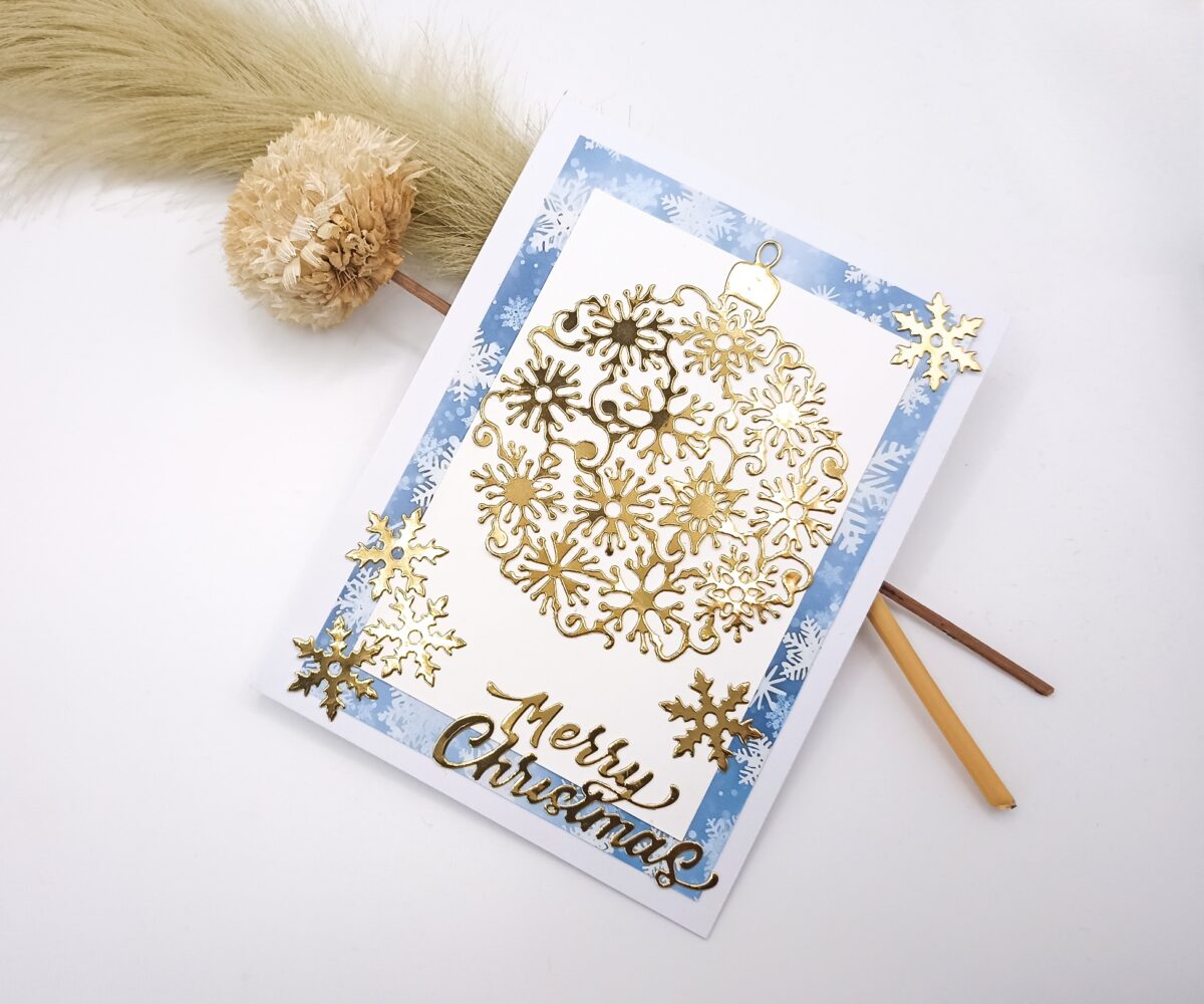 2025-10-30-12-02-02-882 Handgemachte Weihnachtskarte – Merry Christmas – Gold Blau Weiß – festliche Karte mit Schneeflocken und glänzender Weihnachtskugel – Bild 1