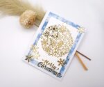Handgemachte Weihnachtskarte – Merry Christmas – Gold Blau Weiß – festliche Karte mit Schneeflocken und glänzender Weihnachtskugel