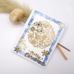 Handgemachte Weihnachtskarte – Merry Christmas – Gold Blau Weiß – festliche Karte mit Schneeflocken und glänzender Weihnachtskugel